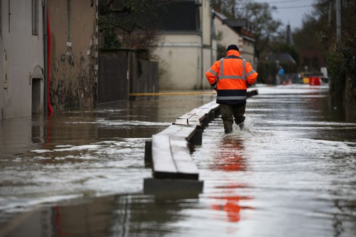 Francia, maltempo nell'Ovest: alluvioni e allerta rossa per la tempesta Pedro