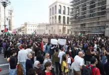 Scontri al corteo “Italia in Piazza” a Milano, lancio di sassi contro la polizia e cariche