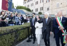 Mattarella ad Assisi: “San Francesco ruppe l’idolatria del denaro, possa indicare la via della pace”. Meloni: “L’Italia omaggia uno dei suoi figli più grandi”