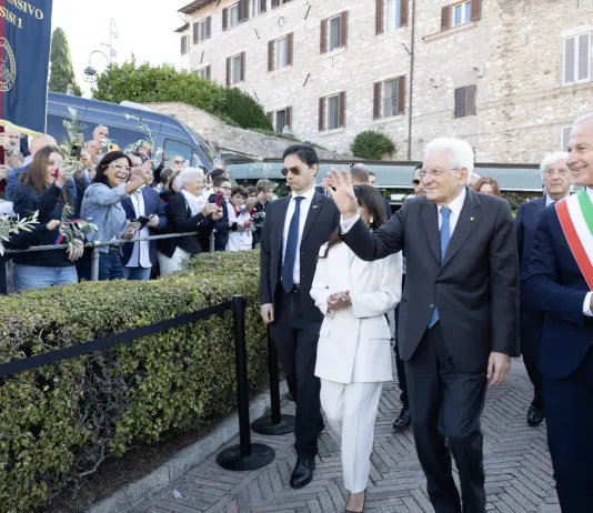 Mattarella ad Assisi: “San Francesco ruppe l’idolatria del denaro, possa indicare la via della pace”. Meloni: “L’Italia omaggia uno dei suoi figli più grandi”