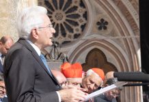Mattarella ad Assisi: “San Francesco ci insegna che la colpa più grande è uccidere in nome di Dio” / Video