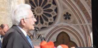 Mattarella ad Assisi: “San Francesco ci insegna che la colpa più grande è uccidere in nome di Dio” / Video