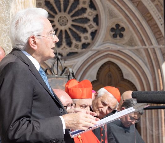 Mattarella ad Assisi: “San Francesco ci insegna che la colpa più grande è uccidere in nome di Dio” / Video
