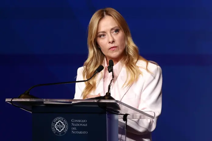 Roma, il presidente Vito Paci dell’Associazione Nazionale del Notariato dona il Timbro alla presidente Giorgia Meloni