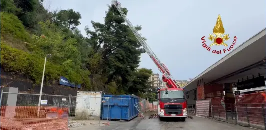Ondata di maltempo nel Napoletano, frana a Mergellina. In 2 giorni 150 interventi dei Vigili del fuoco