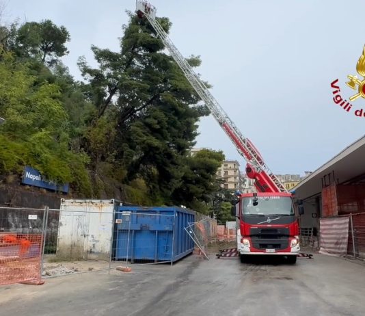 Ondata di maltempo nel Napoletano, frana a Mergellina. In 2 giorni 150 interventi dei Vigili del fuoco