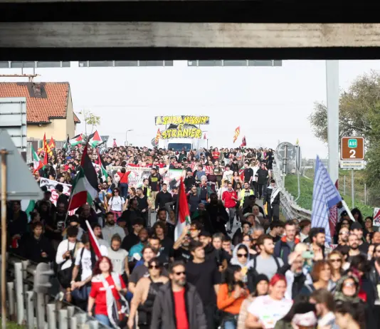 Oggi lo sciopero generale, manifestazioni in tutta Italia. A Milano il corteo raggiunge la tangenziale, tensioni a Torino e Bologna / Foto e Video