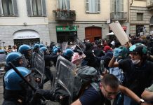 Scontri al corteo “Italia in Piazza” a Milano, lancio di sassi contro la polizia e cariche