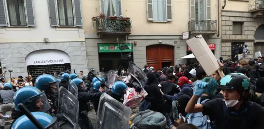 Scontri al corteo “Italia in Piazza” a Milano, lancio di sassi contro la polizia e cariche