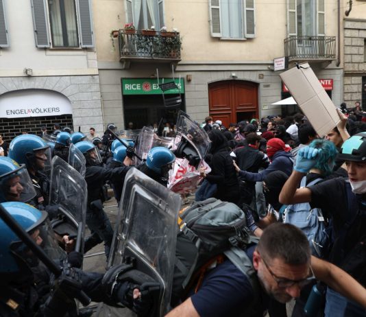 Corteo “Italia in Piazza” a Milano, lancio di sassi contro la polizia e cariche. Scontri anche a Bologna