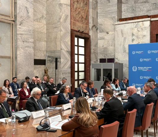 Lotta alla contraffazione, firmato un protocollo Mimit-Anci-Indicam. Urso “Serve una risposta globale a partire dai territori”
