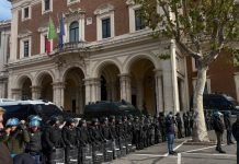 Sciopero generale, al corteo di Roma manifestanti davanti al Mit / Video