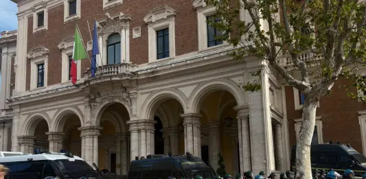 Sciopero generale, al Colosseo e a Ponte Sisto tensione e lanci di oggetti contro la Polizia / Video