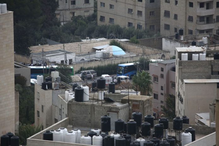 Nablus, : Soldati israeliani scortano i coloni israeliani durante un’incursione alla Tomba di Giuseppe