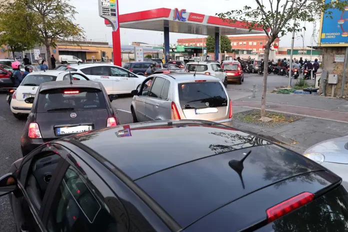 Sciopero Autotrasportatori: Napoli, lunghe code e carburante esaurito in alcuni distributori in città