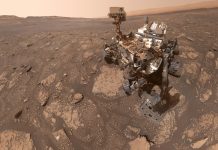 Marte, il rover Curiosity della NASA fotografa l’alba sulle formazioni rocciose che esplorerà nel 2027