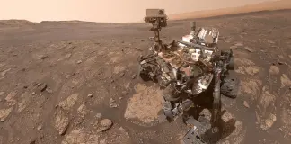 Marte, il rover Curiosity della NASA fotografa l’alba sulle formazioni rocciose che esplorerà nel 2027