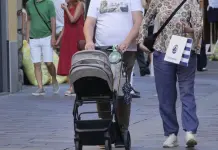 Continuano a diminuire le nascite e il numero medio di figli per donna: i dati Istat