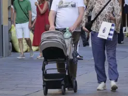 Continuano a diminuire le nascite e il numero medio di figli per donna: i dati Istat