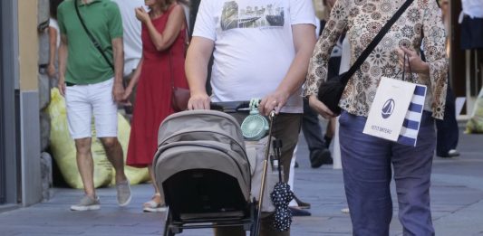 Continuano a diminuire le nascite e il numero medio di figli per donna: i dati Istat