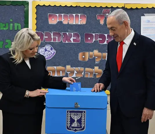 Israele al voto, alle 16 affluenza record al 55,7%. Il Likud di Netanyahu chiede di prolungare l’apertura dei seggi