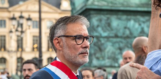 Al via le primarie della sinistra in Francia, sfida a cinque in vista delle presidenziali 2027