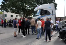 Autotrasportatori in sciopero in Sicilia contro il caro carburante, presidio a Palermo
