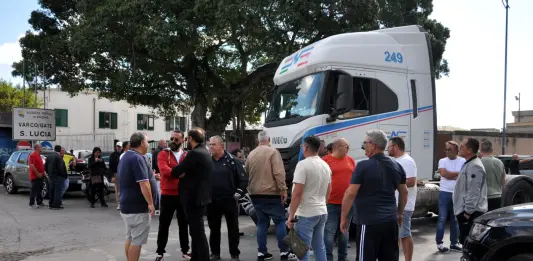 Autotrasportatori in sciopero in Sicilia contro il caro carburante, presidio a Palermo