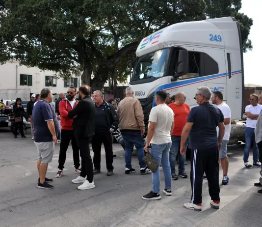 Il comitato dei trasportatori siciliani allenta il fermo in Sicilia, da lunedì via libera alle consegne di ortofrutta