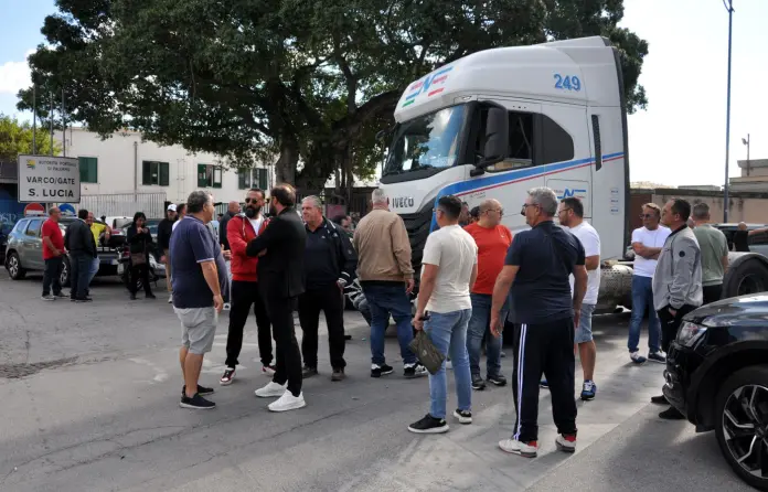 Palermo, sciopero degli autotrasportatori contro il caro gasolio, protesta al porto.