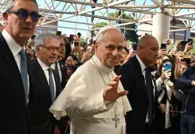 Papa Leone è al Gemelli, l’arrivo tra gli applausi della folla. Sarà operato nel pomeriggio / Video
