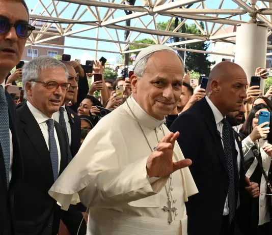 Papa Leone è al Gemelli, l’arrivo tra gli applausi della folla. Oggi l’operazione al polmone / Video
