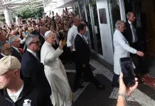 Papa Leone arrivato al Gemelli accolto dagli applausi della folla, sarà operato nel pomeriggio