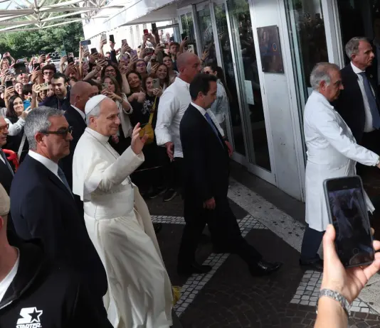 Papa Leone arrivato al Gemelli accolto dagli applausi della folla, sarà operato nel pomeriggio / Video