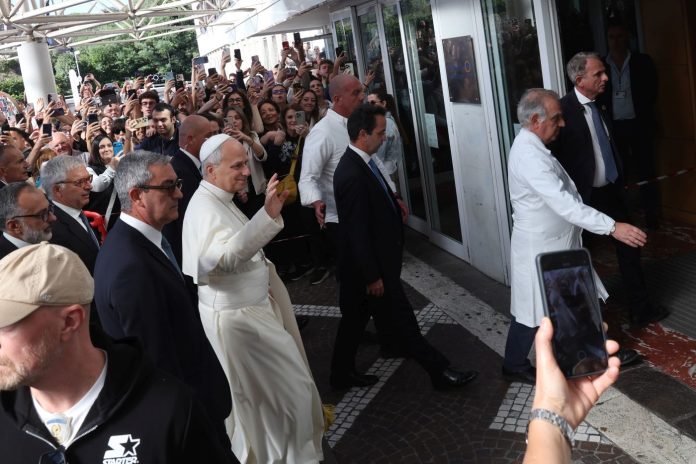 Roma, Papa Leone XIV arriva all’Ospedale Universitario Gemelli di Roma per sottoporsi a un intervento chirurgico