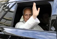 Papa Leone XIV fa rientro in Vaticano dopo le dimissioni dal Gemelli, domani l’Angelus dal Palazzo Apostolico