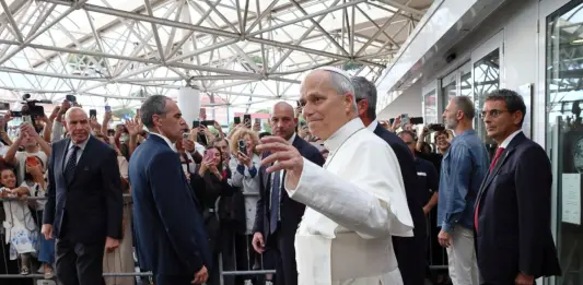 Papa Leone XIV fa rientro in Vaticano dopo le dimissioni dal Gemelli, domani l’Angelus dal Palazzo Apostolico