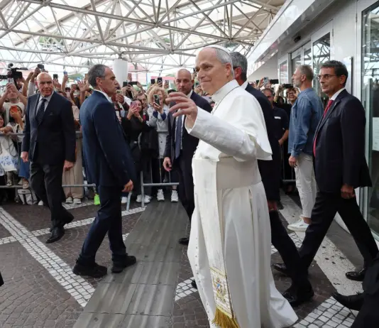 Papa Leone XIV fa rientro in Vaticano dopo le dimissioni dal Gemelli, domani l’Angelus dal Palazzo Apostolico