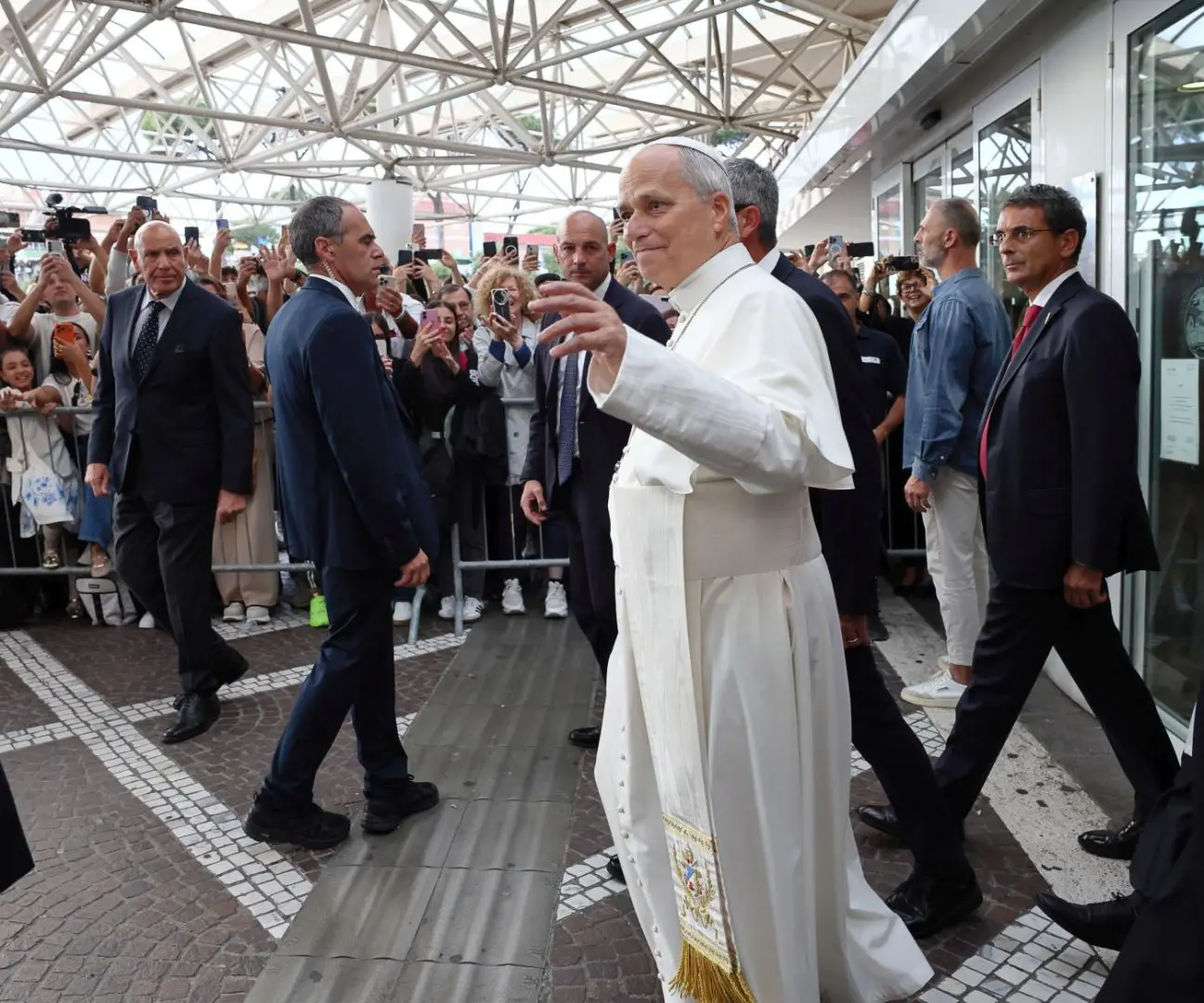 Papa Leone XIV fa rientro in Vaticano dopo le dimissioni dal Gemelli, domani l’Angelus dal Palazzo Apostolico Papa Leone XIV fa rientro in Vaticano dopo le dimissioni dal Gemelli, domani l’Angelus dal Palazzo Apostolico