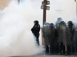 Studenti in piazza in Francia, nuovi scontri con la polizia a Parigi