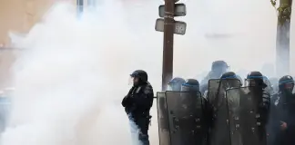 Studenti in piazza in Francia, nuovi scontri con la polizia a Parigi