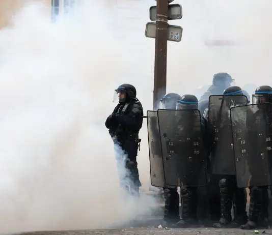 Studenti in piazza in Francia, nuovi scontri con la polizia a Parigi