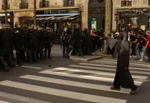 Protesta degli studenti in Francia, scontri a Parigi. Lecornu “Violenza inaccettabile”