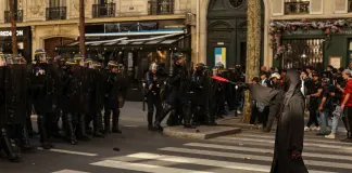 Protesta degli studenti in Francia, scontri a Parigi. Lecornu “Violenza inaccettabile”