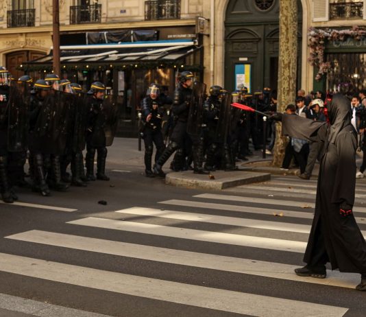 Protesta degli studenti in Francia, scontri a Parigi. Lecornu “Violenza inaccettabile”