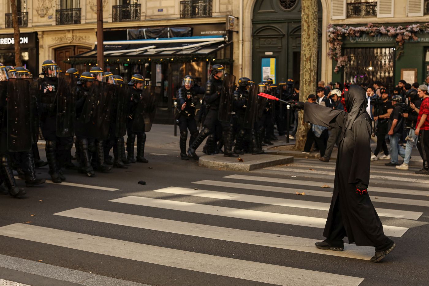 Protesta degli studenti in Francia, scontri a Parigi. Lecornu “Violenza inaccettabile”