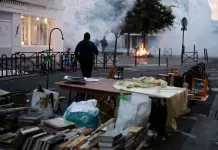 Francia, Lecornu convoca una riunione dell’unità di crisi dopo le proteste. Studenti bloccano l’accesso al Louvre
