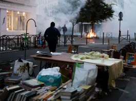 Francia, Lecornu convoca una riunione dell’unità di crisi dopo le proteste. Studenti bloccano l’accesso al Louvre