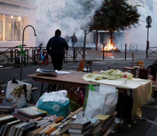 Francia, Lecornu convoca una riunione dell’unità di crisi dopo le proteste. Studenti bloccano l’accesso al Louvre