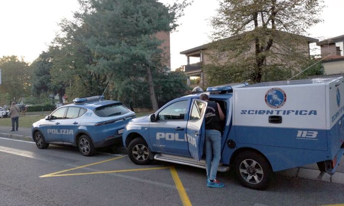 Cinisello Balsamo, neonato trovato in strada dentro a una busta e con la placenta ancora addosso: è in codice rosso
